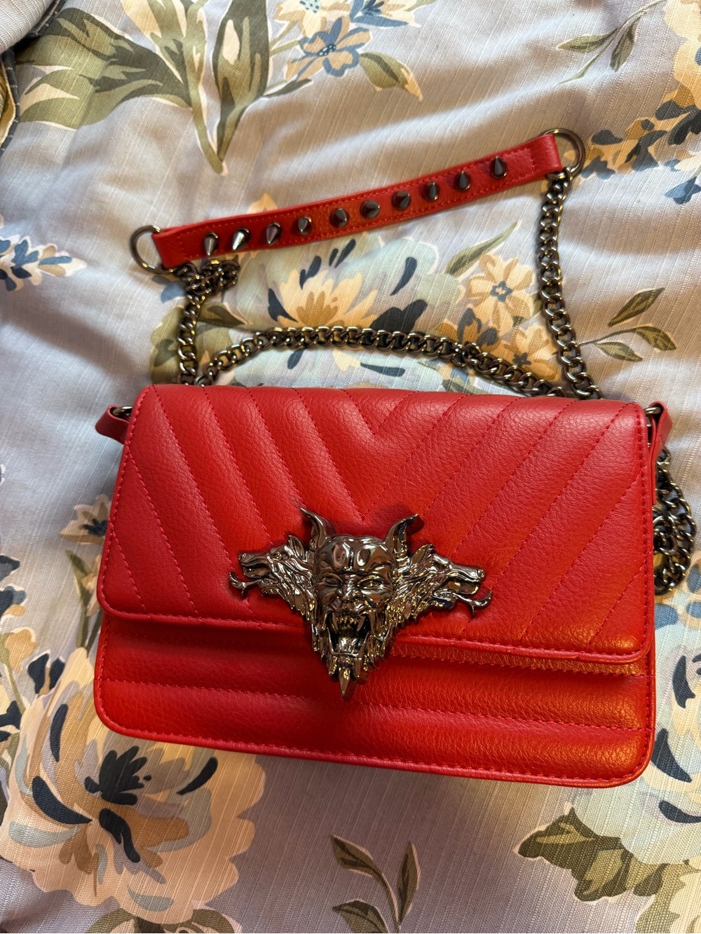 La femme en noir Dracula red purse